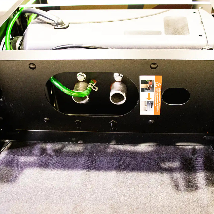 Vista da sotto con tubo di scarico e entrata d'aria