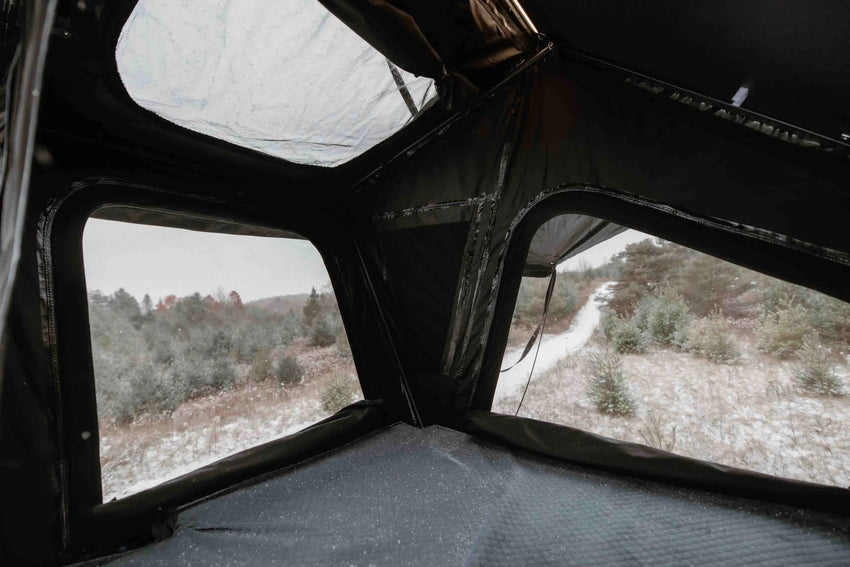 Vista da dentro della tenda da tetto auto, con finestre e skyview