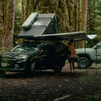 Campeggio da Overland con 4x4, tende da tetto e tendalino autoportante aperto