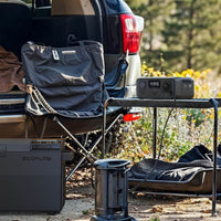 Power Bank con presa elettrica in uso in campeggio su tavola in dietro a l'auto