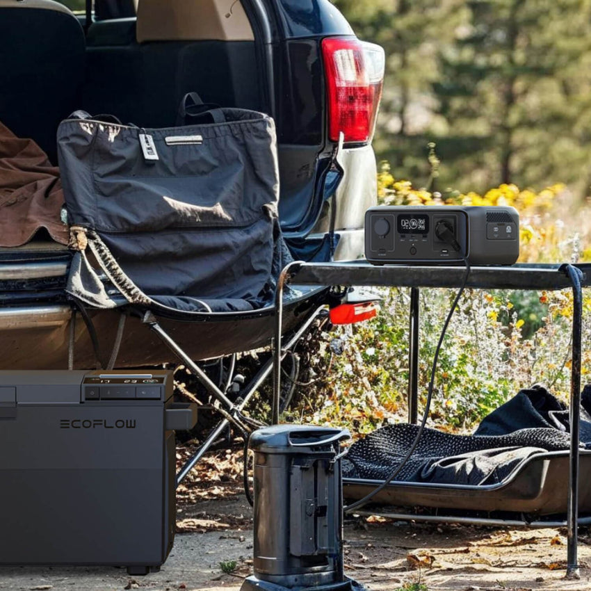 Power Bank con presa elettrica in uso in campeggio su tavola in dietro a l'auto