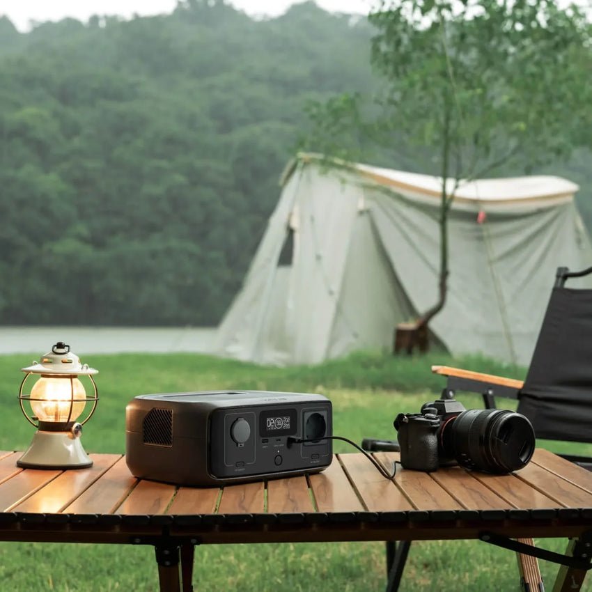 Power Bank con Presa Elettrica caricando una macchina fotografica