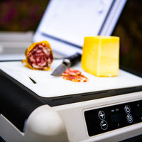 Frigorifero elettrico a ruote con salame e formaggio