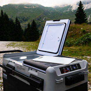 Vista da lontano del frigo elettrico con ruote