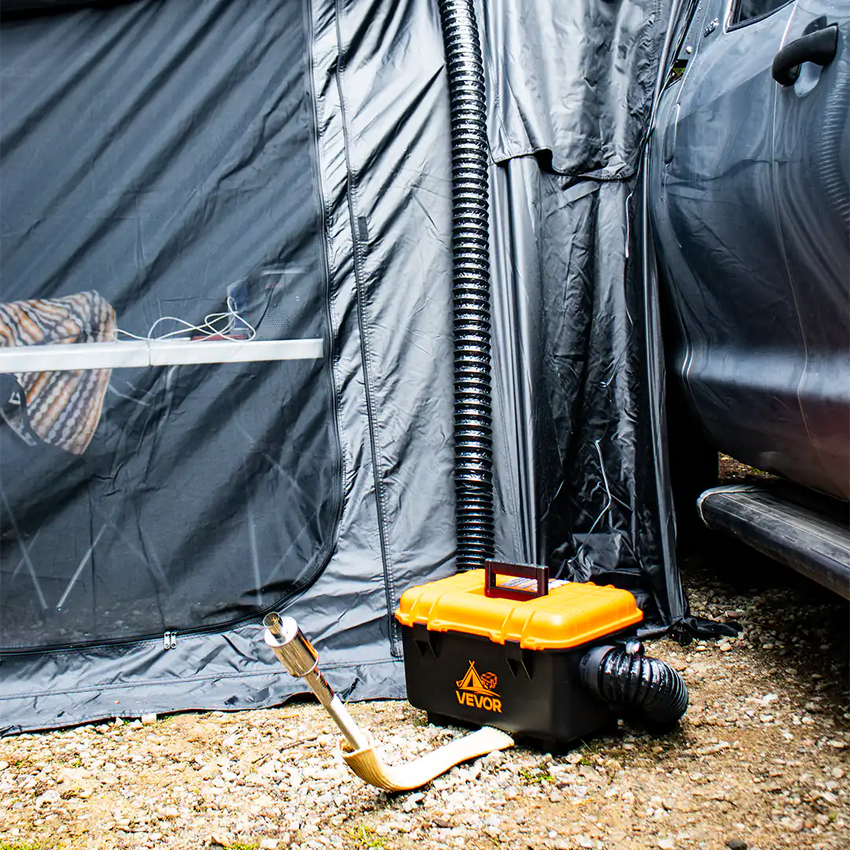 Riscaldatore a diesel a fianco a l'auto con stanza annessa e tutto d'aria calda che si rende fino nella tenda da tetto per auto