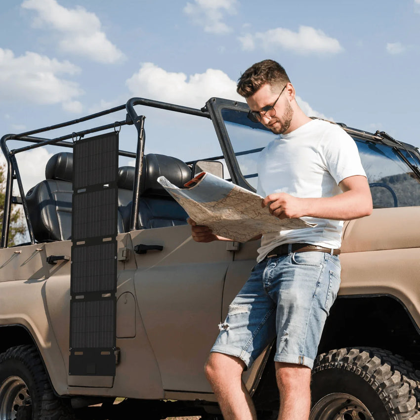 Pannello solare per zaino su un fuori strada