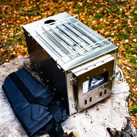 Vista dal lato della mini stufa a legna per camper e vanlife