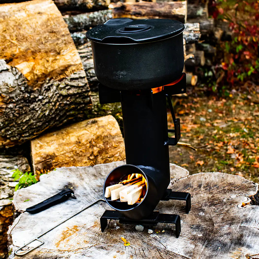 Stufa razzo con legna in fuoco