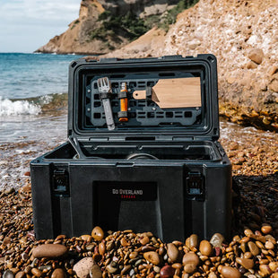 Rugged Case, aperta, vista sulla spiaggia con accessori da campeggio