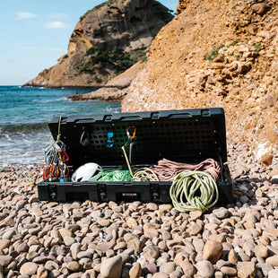 Scatola stagna, contenitore da campeggio su rocce e spiaggia