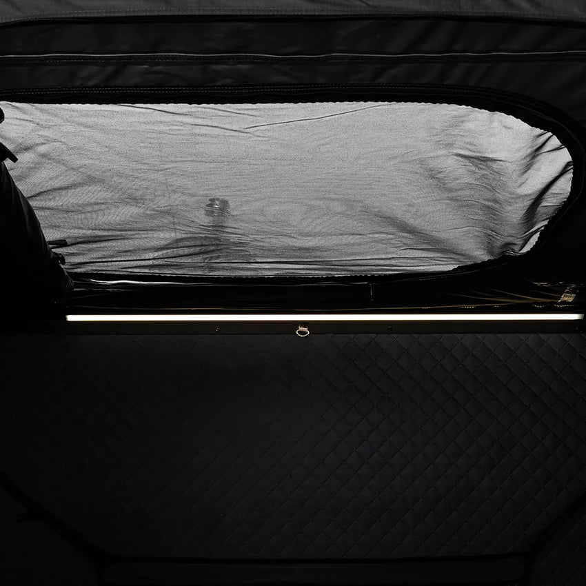 Vista della finestra e della LED nella Tenda da tetto auto 4 stagioni