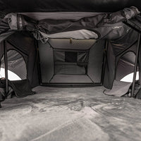 Vista interna della tenda con materasso confortabile