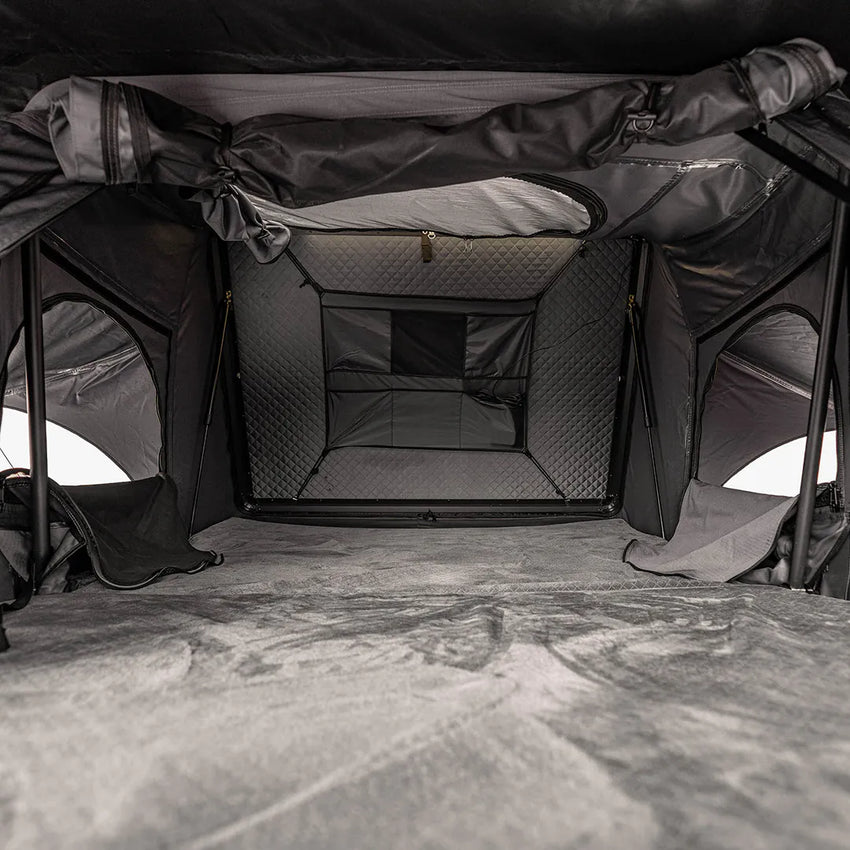 Vista interna della tenda con materasso confortabile